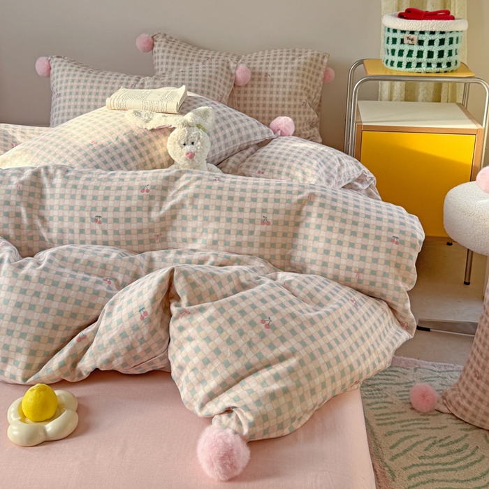 91家纺网 家纺一手货源 找家纺 金爱家 2025新款亲肤舒适纯棉双层纱四件套 双层纱-彩格子小樱桃