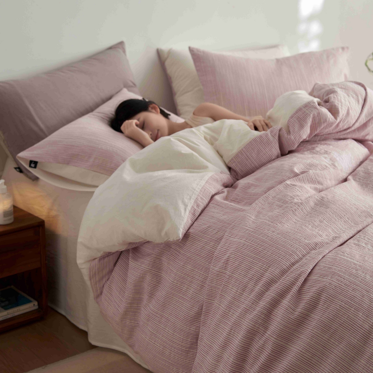 91家纺网 家纺一手货源 找家纺 安莱生活 2025新款60s色织大提花秘境条纹四件套系列 藕粉混条