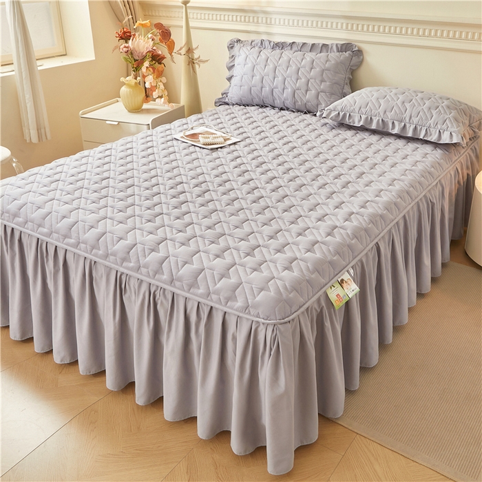 91家纺网 家纺一手货源 找家纺 十个点家纺 2025新款千鸟格磨毛绗缝夹棉纯色花边床裙三件套 经典浅灰