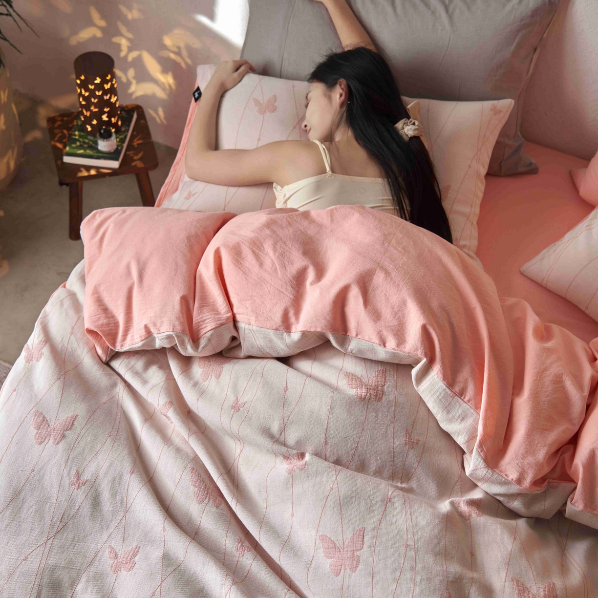 91家纺网 家纺一手货源 找家纺 安莱生活 2025新款60s双层纱色织大提花蝶舞翩翩四件套系列 蝶舞翩翩-嫩粉