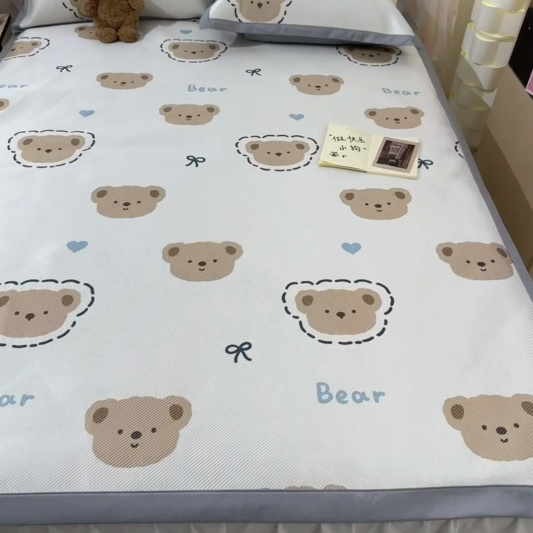 91家纺网 家纺一手货源 找家纺 2025新款小清新数码印花床笠款冰藤席 床笠咕噜小熊