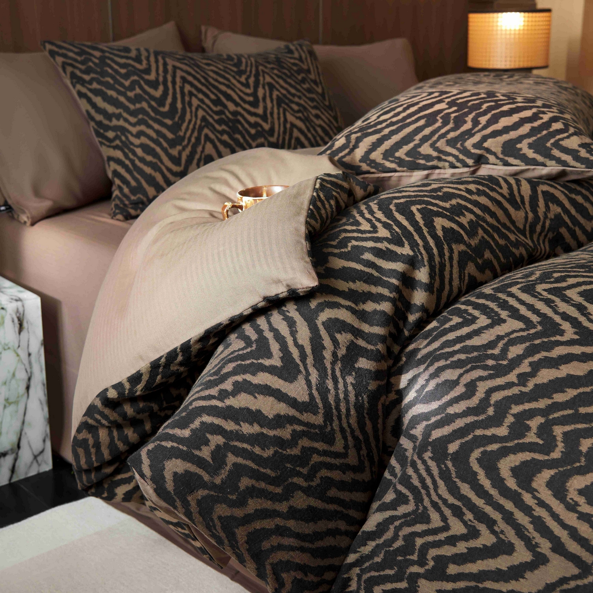 91家纺网 家纺一手货源 找家纺 安莱生活 2025年全棉色织人字纹提花三系列四件套 尤里-黑