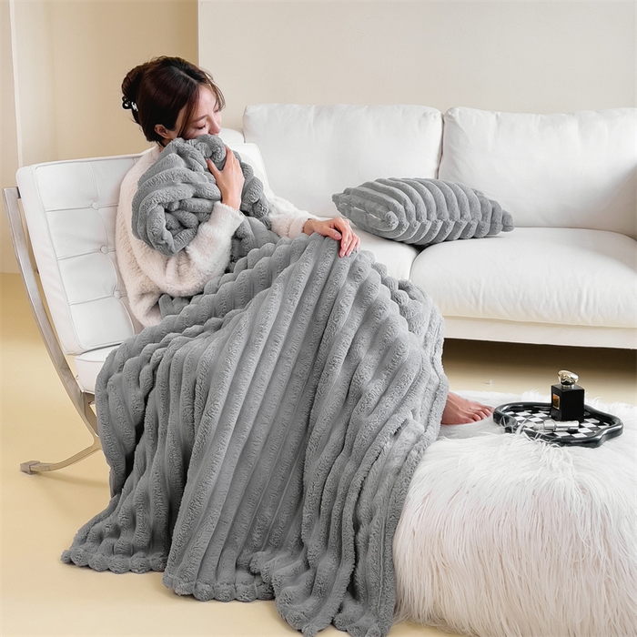 91家纺网 家纺一手货源 找家纺 一帆毯业 跨境外贸2025新款仿兔毛宽抽条牛奶绒盖毯 抽条浅灰