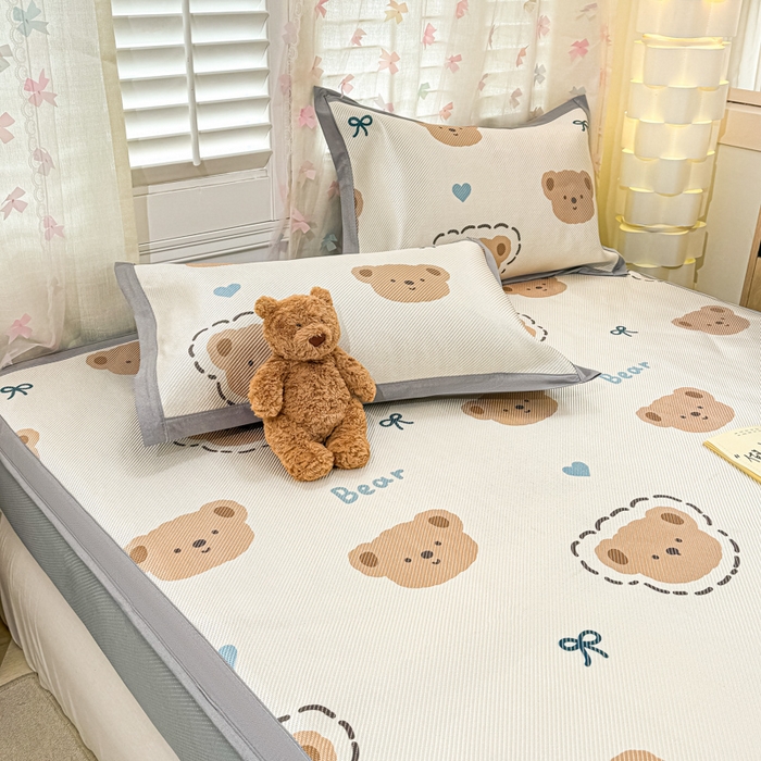 91家纺网 家纺一手货源 找家纺 2025新款小清新数码印花床笠款冰藤席 床笠咕噜小熊