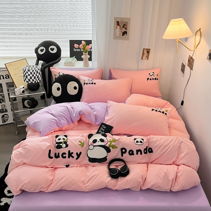 91家纺网 家纺一手货源 找家纺 沐慕 2025新款简约亲肤毛巾绣四件套 幸运熊猫-粉紫