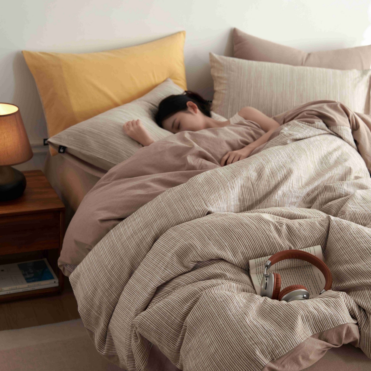 91家纺网 家纺一手货源 找家纺 安莱生活 2025新款60s色织大提花秘境条纹四件套系列 卡其混条