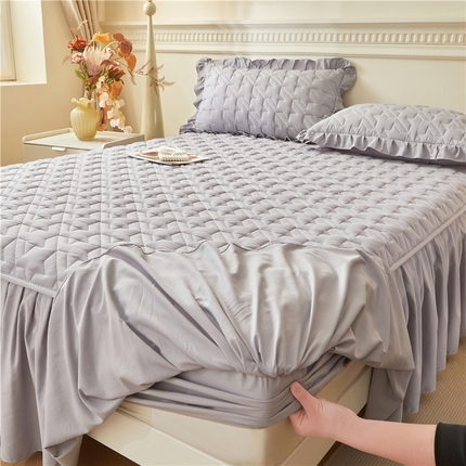 91家纺网 家纺一手货源 找家纺 （总）十个点家纺 2025新款千鸟格磨毛绗缝夹棉纯色花边床裙三件套