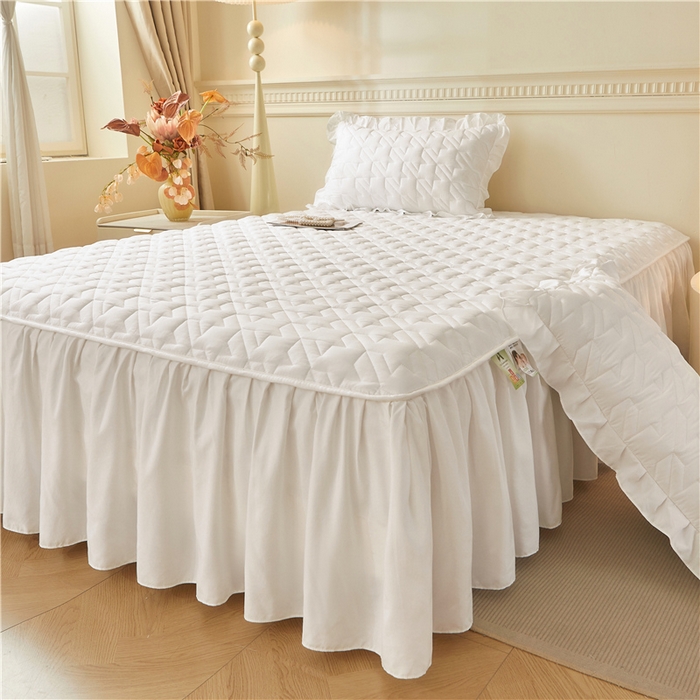 91家纺网 家纺一手货源 找家纺 十个点家纺 2025新款千鸟格磨毛绗缝夹棉纯色花边床裙三件套 经典白色