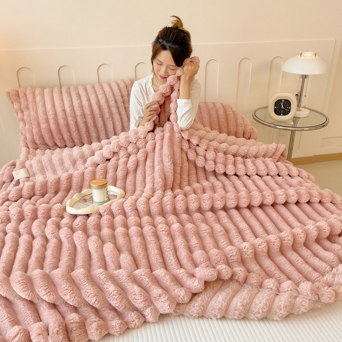 91家纺网 家纺一手货源 找家纺 一帆毯业 跨境外贸2025新款仿兔毛宽抽条牛奶绒盖毯 抽条粉