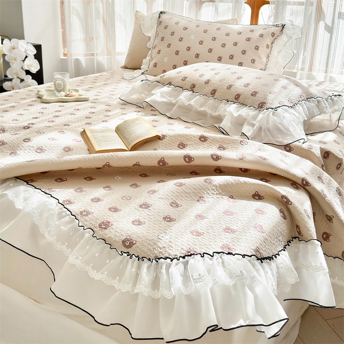 91家纺网 家纺一手货源 找家纺 金喜 2025新款韩版木棉印花小清新床盖双层蕾丝边夹棉床盖-小清新系列 熊小乖