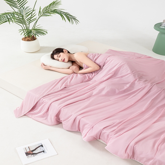 91家纺网 家纺一手货源 找家纺 鑫贝阳 2025春夏新款纯色双拼A类凉感丝夏凉被 粉黛玉