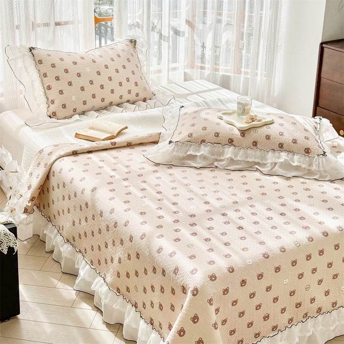 91家纺网 家纺一手货源 找家纺 金喜 2025新款韩版木棉印花小清新床盖双层蕾丝边夹棉床盖-小清新系列 熊小乖