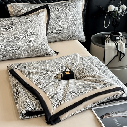 91家纺网 家纺一手货源 找家纺 首尔家纺 2025新款水洗冰丝数码宽边凉感夏被 冰丝-孔雀舞咖