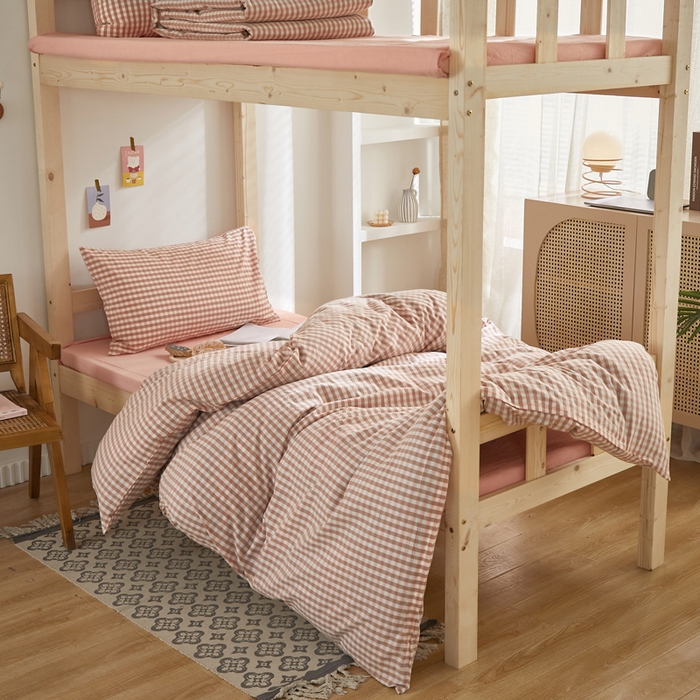 91家纺网 家纺一手货源 找家纺 水洗的故事 2025新款开学季色织水洗棉学生宿舍三件套 蜜粉小格