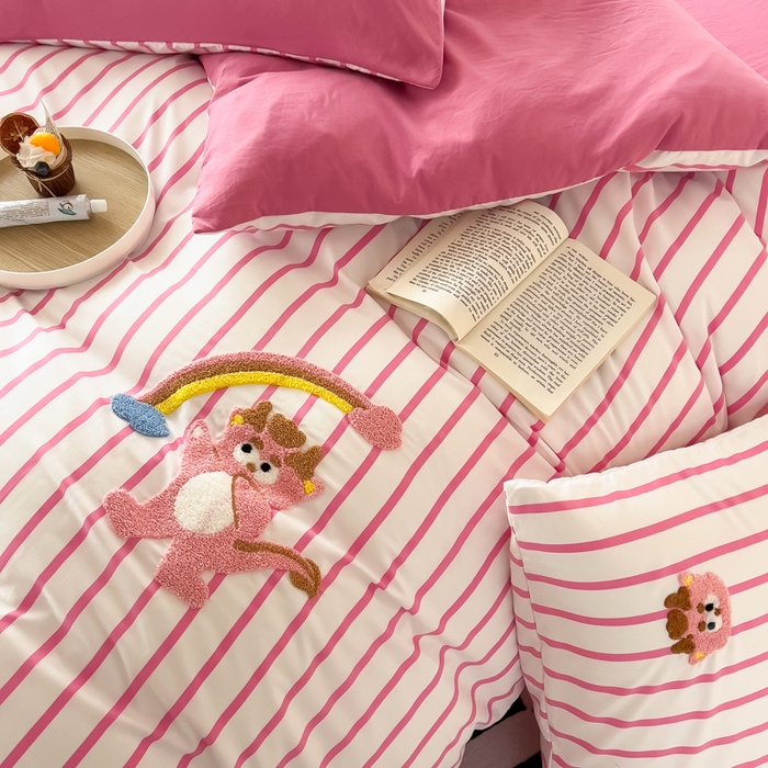 91家纺网 家纺一手货源 找家纺 宜家坊 2025新款卡通水洗棉毛巾绣四件套 彩虹龙-粉条纹