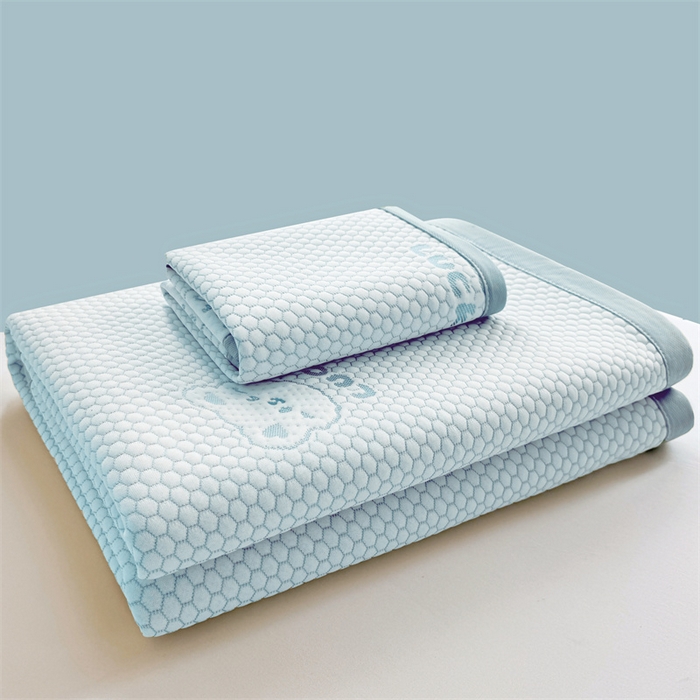 91家纺网 家纺一手货源 找家纺 喜居 2025新款LUCK小冰熊冰豆豆凉席 叠拍组合图仅供参考