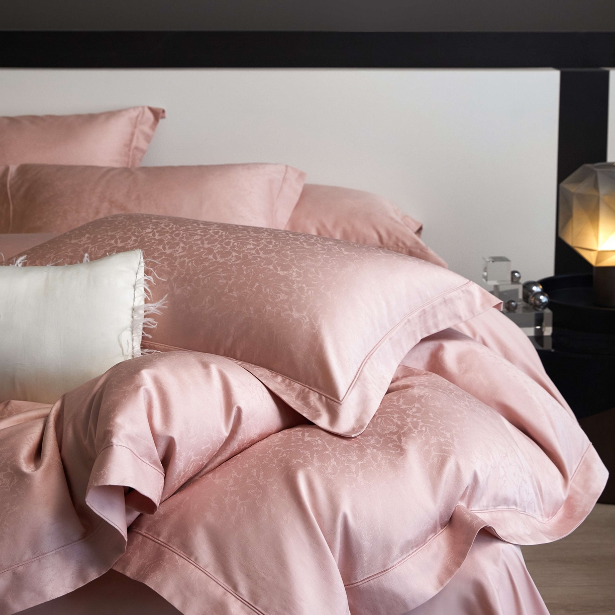 91家纺网 家纺一手货源 找家纺 榻尚家居 2025春夏新款长绒棉全棉纯棉贡缎提花手工立体埋绳工艺四件套 春柔似锦（粉玉）