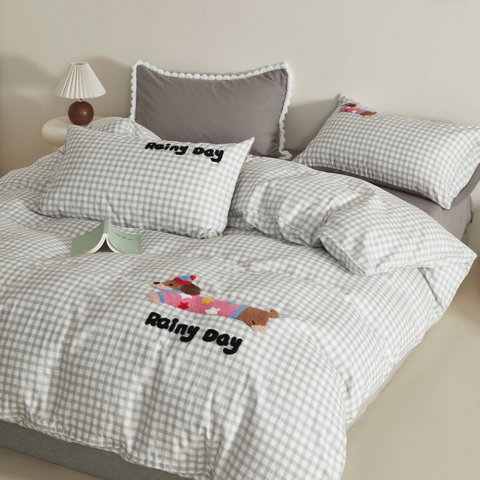 91家纺网 家纺一手货源 找家纺 怡家居 2025新款全棉双层纱可爱卡通毛巾绣四件套 灰格小淘气