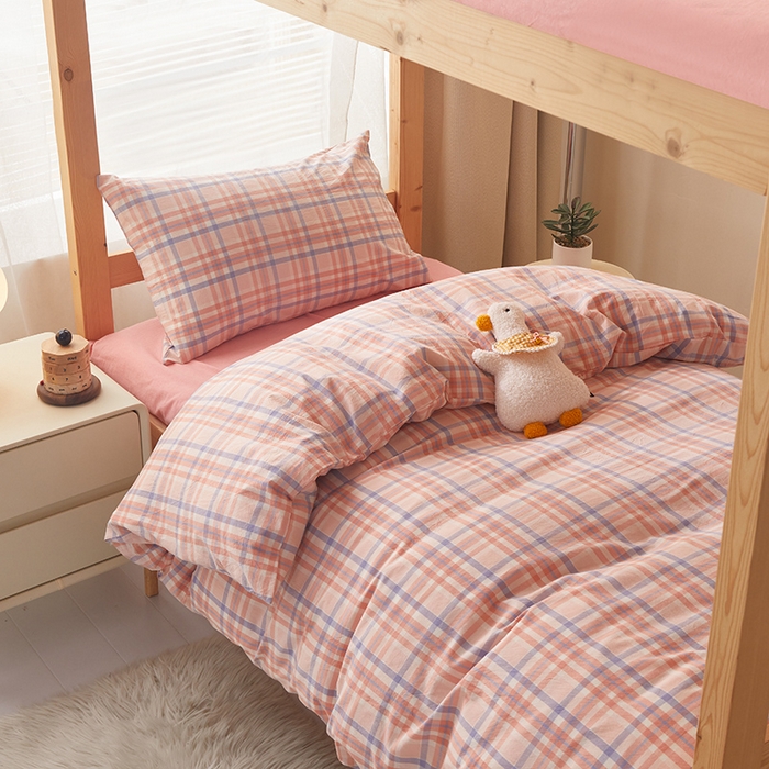 91家纺网 家纺一手货源 找家纺 水洗的故事 2025新款开学季色织水洗棉学生宿舍三件套 恩利尔红