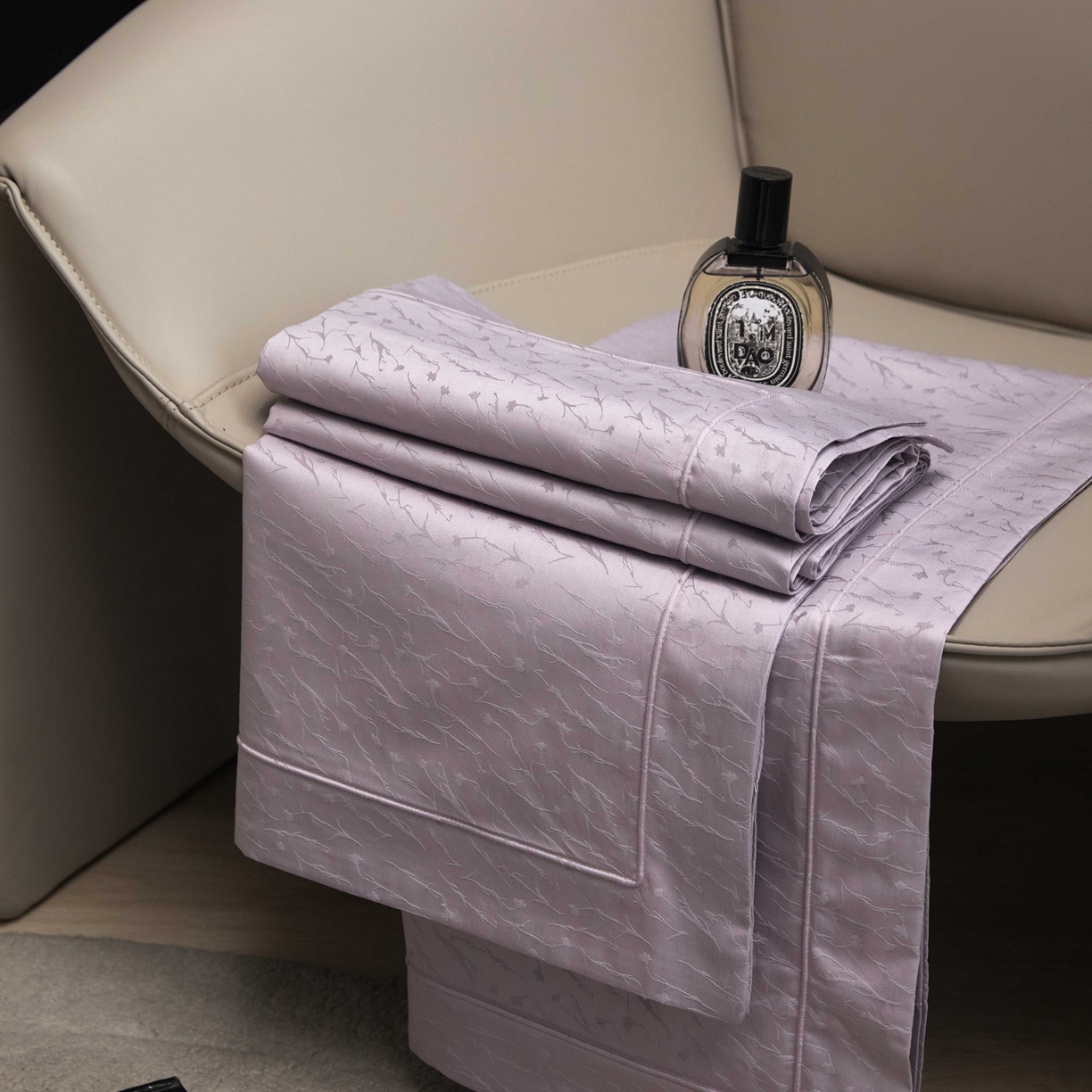 91家纺网 家纺一手货源 找家纺 榻尚家居 2025春夏新款长绒棉全棉纯棉贡缎提花手工立体埋绳工艺四件套 艾克亚（温馨紫）