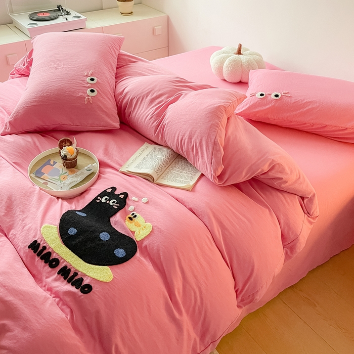 91家纺网 家纺一手货源 找家纺 宜家坊 2025新款卡通水洗棉毛巾绣四件套 可爱猫-粉