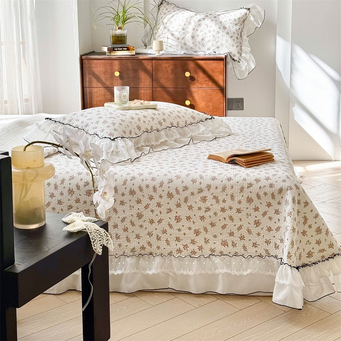 91家纺网 家纺一手货源 找家纺 金喜 2025新款韩版木棉印花小清新床盖双层蕾丝边夹棉床盖-小清新系列 花时光