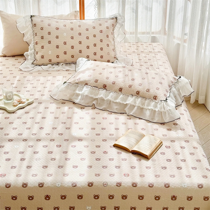 91家纺网 家纺一手货源 找家纺 金喜 2025新款韩版木棉印花小清新床盖双层蕾丝边夹棉床盖-小清新系列 熊小乖