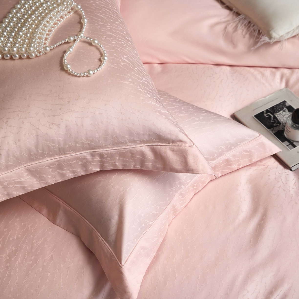 91家纺网 家纺一手货源 找家纺 榻尚家居 2025春夏新款长绒棉全棉纯棉贡缎提花手工立体埋绳工艺四件套 艾克亚（浅粉）