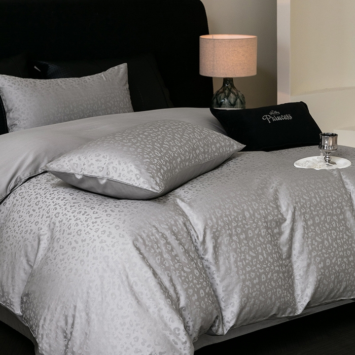 91家纺网 家纺一手货源 找家纺 立奥被业 2025新款60支全棉贡缎提花四件套 豹纹灰