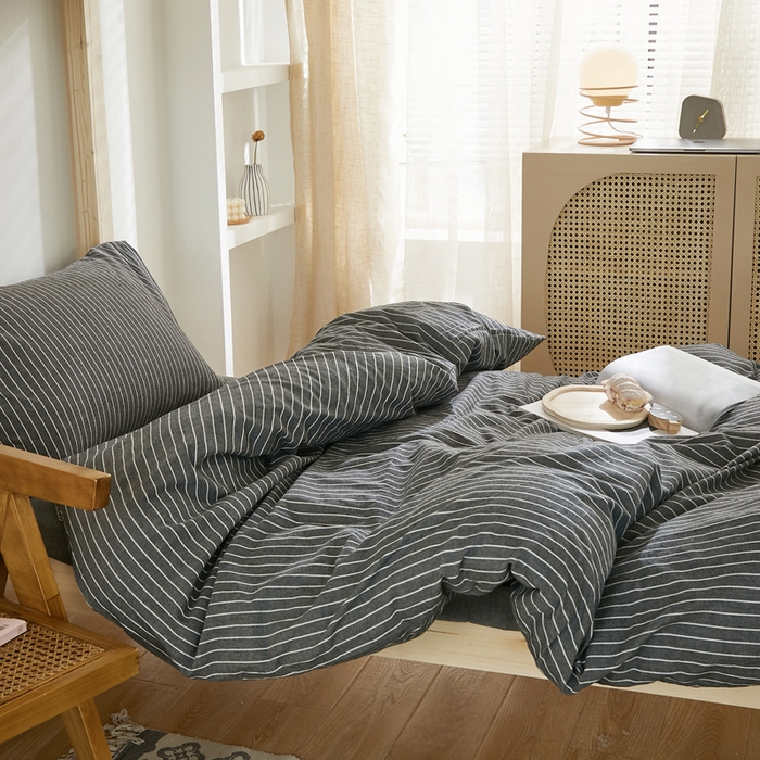 91家纺网 家纺一手货源 找家纺 水洗的故事 2025新款开学季色织水洗棉学生宿舍三件套 灰细条