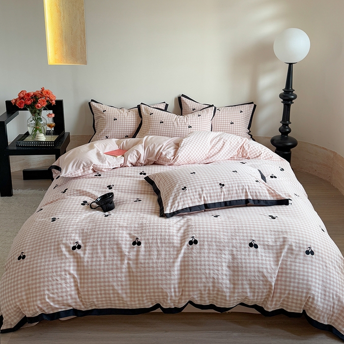 91家纺网 家纺一手货源 找家纺 优悦生活馆2025新款全棉纯棉水洗棉刺绣四件套 粉格-樱桃