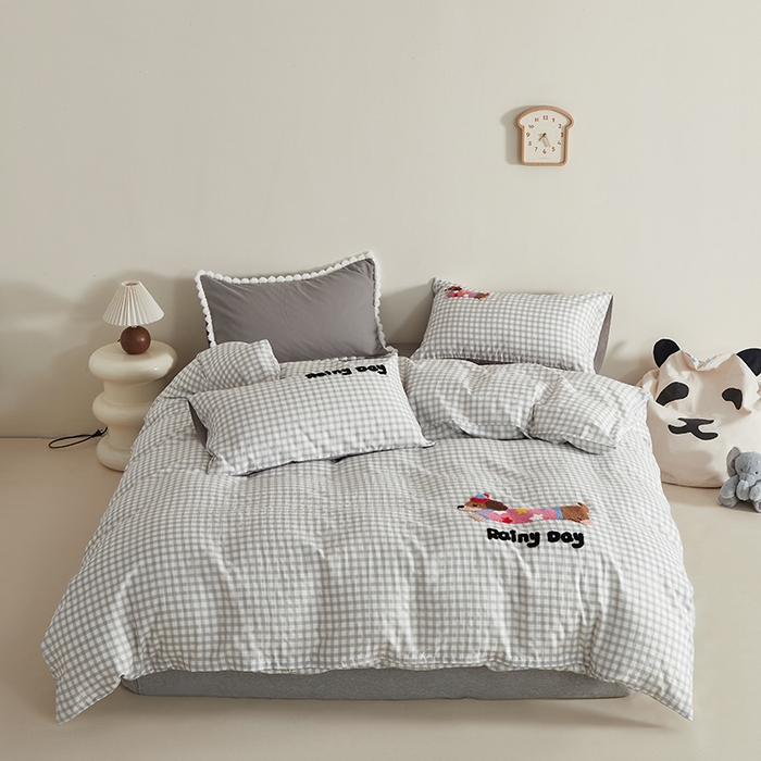 91家纺网 家纺一手货源 找家纺 怡家居 2025新款全棉双层纱可爱卡通毛巾绣四件套 灰格小淘气