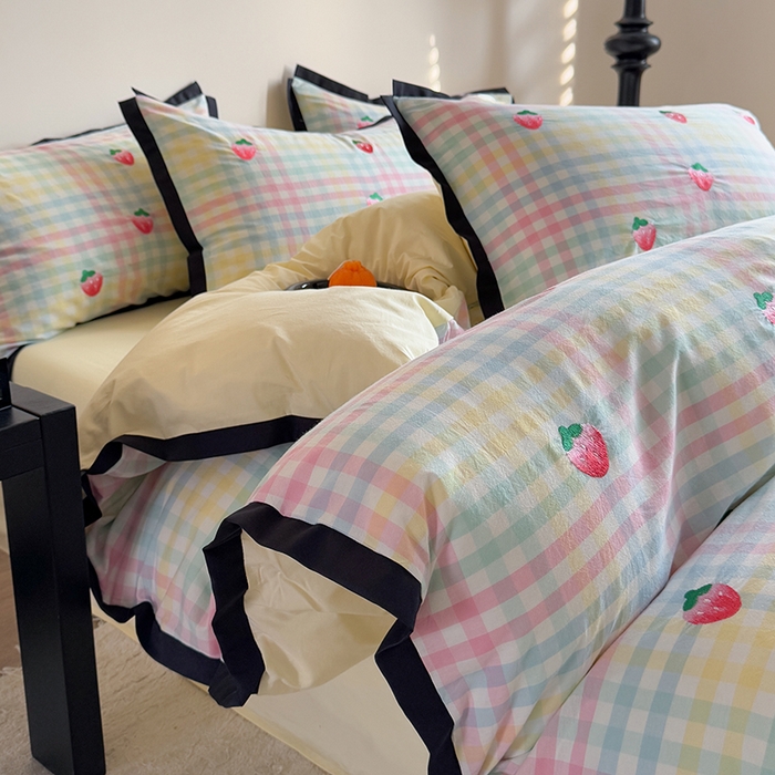 91家纺网 家纺一手货源 找家纺 优悦生活馆2025新款全棉纯棉水洗棉刺绣四件套 彩虹格-草莓