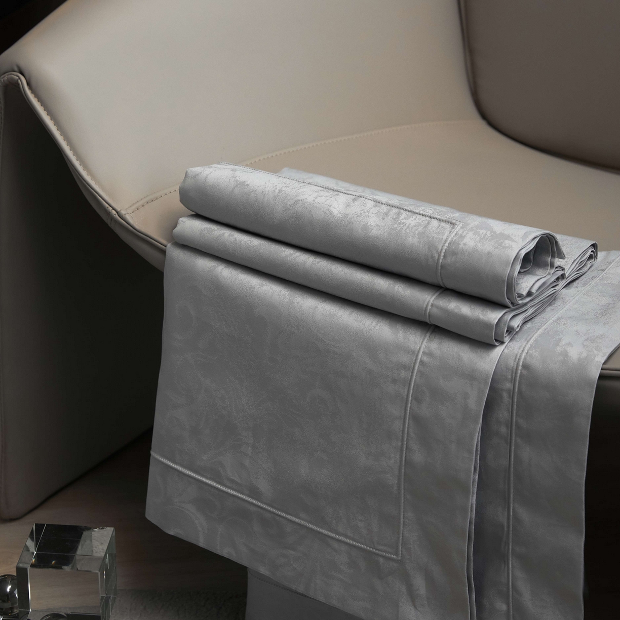 91家纺网 家纺一手货源 找家纺 榻尚家居 2025春夏新款长绒棉全棉纯棉贡缎提花手工立体埋绳工艺四件套 维卡（高级灰）