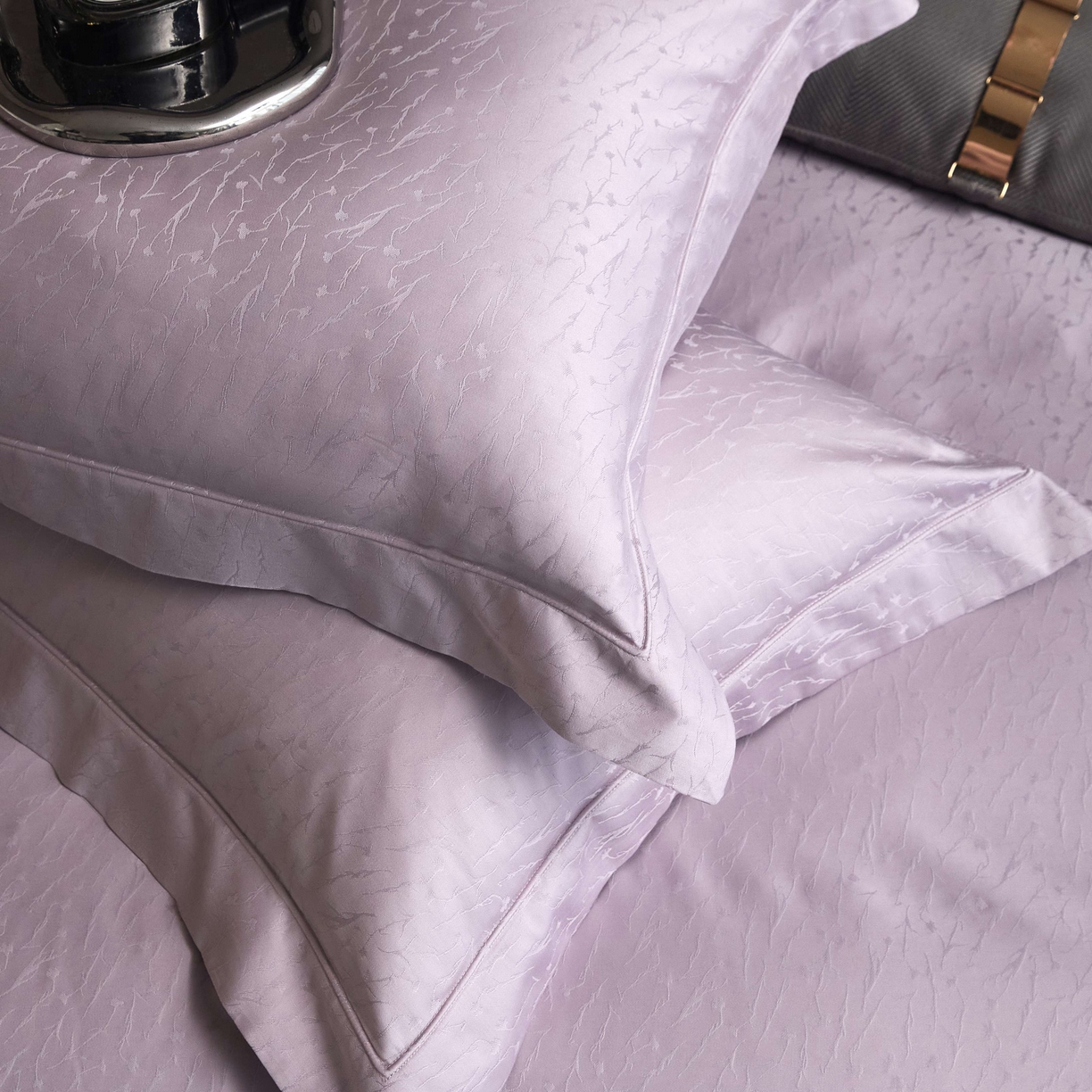 91家纺网 家纺一手货源 找家纺 榻尚家居 2025春夏新款长绒棉全棉纯棉贡缎提花手工立体埋绳工艺四件套 艾克亚（温馨紫）