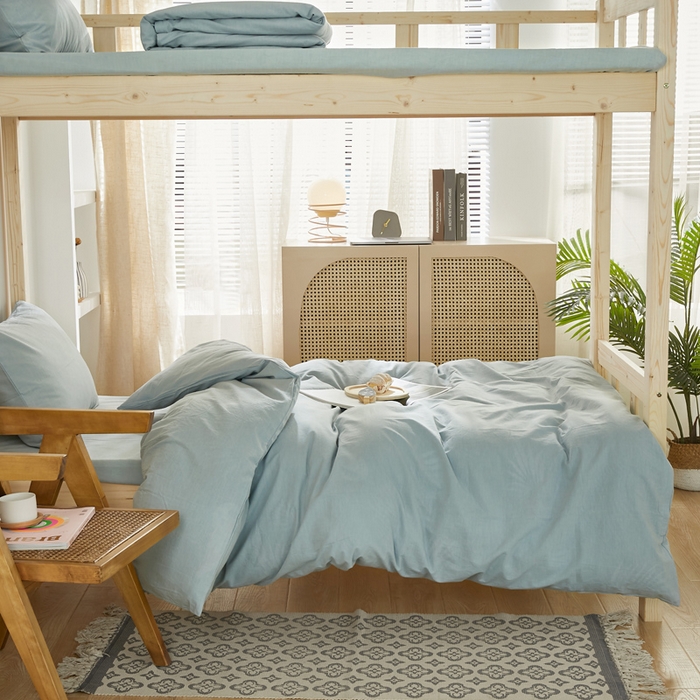 91家纺网 家纺一手货源 找家纺 水洗的故事 2025新款开学季色织水洗棉学生宿舍三件套 浅蓝素色