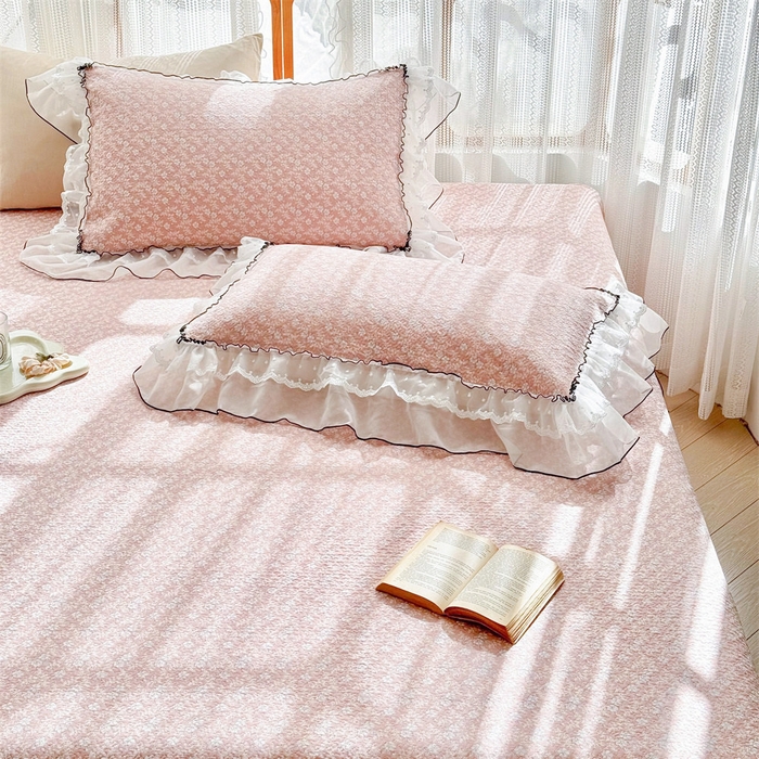 91家纺网 家纺一手货源 找家纺 金喜 2025新款韩版木棉印花小清新床盖双层蕾丝边夹棉床盖-小清新系列 花间粉