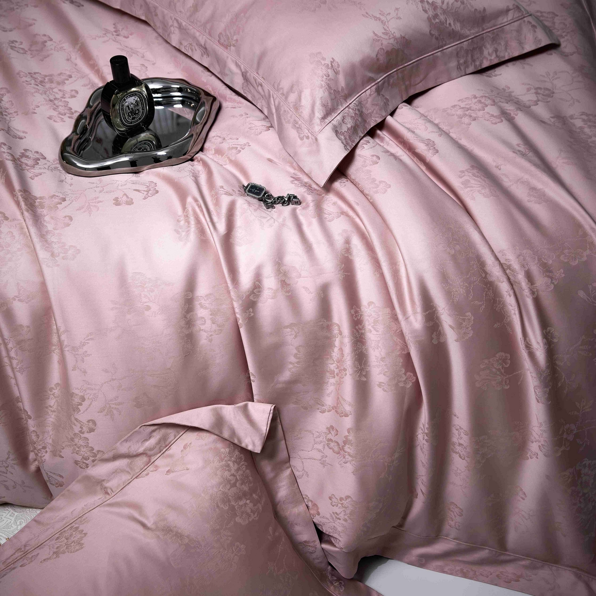 91家纺网 家纺一手货源 找家纺 榻尚家居 2025春夏新款长绒棉全棉纯棉贡缎提花手工立体埋绳工艺四件套 花香风呤-浅豆沙