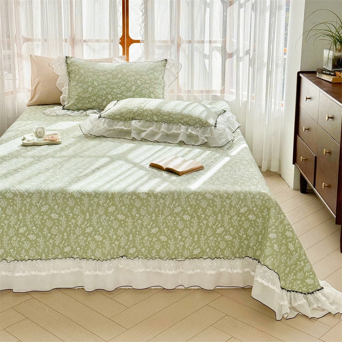 91家纺网 家纺一手货源 找家纺 金喜 2025新款韩版木棉印花小清新床盖双层蕾丝边夹棉床盖-小清新系列 绿风吟