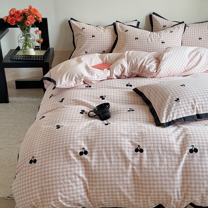 91家纺网 家纺一手货源 找家纺 优悦生活馆2025新款全棉纯棉水洗棉刺绣四件套 粉格-樱桃