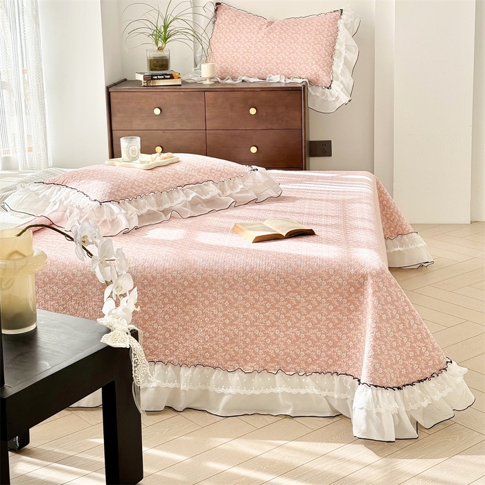 91家纺网 家纺一手货源 找家纺 金喜 2025新款韩版木棉印花小清新床盖双层蕾丝边夹棉床盖-小清新系列 花间粉