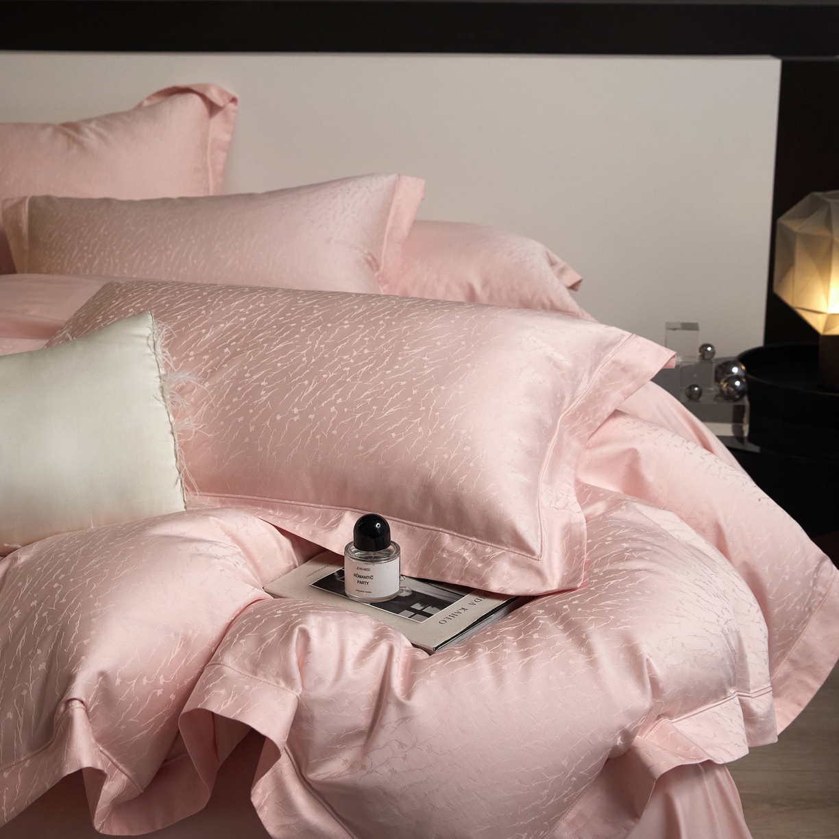 91家纺网 家纺一手货源 找家纺 榻尚家居 2025春夏新款长绒棉全棉纯棉贡缎提花手工立体埋绳工艺四件套 艾克亚（浅粉）