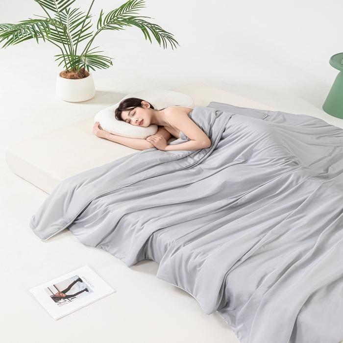 91家纺网 家纺一手货源 找家纺 鑫贝阳 2025春夏新款纯色双拼A类凉感丝夏凉被 高级灰