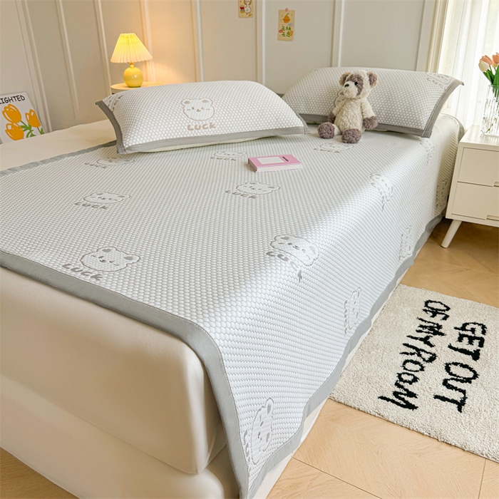 91家纺网 家纺一手货源 找家纺 喜居 2025新款LUCK小冰熊冰豆豆凉席 LUCK小冰熊-灰