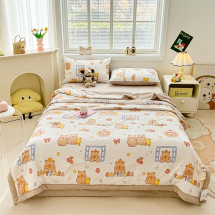 91家纺网 家纺一手货源 找家纺 秋泽家纺 2025春夏新款水洗棉双层纱大豆纤维夏被夏凉被空调被 可爱卡皮巴拉