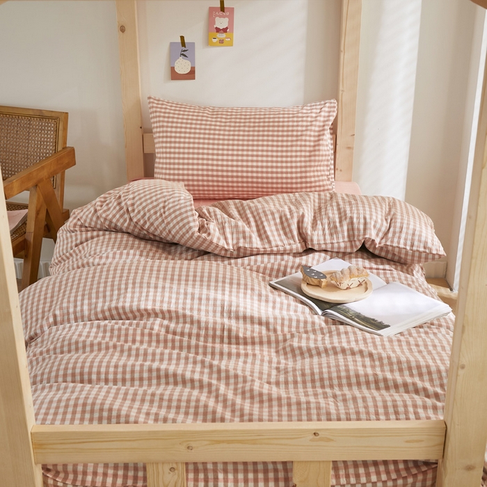 91家纺网 家纺一手货源 找家纺 水洗的故事 2025新款开学季色织水洗棉学生宿舍三件套 蜜粉小格