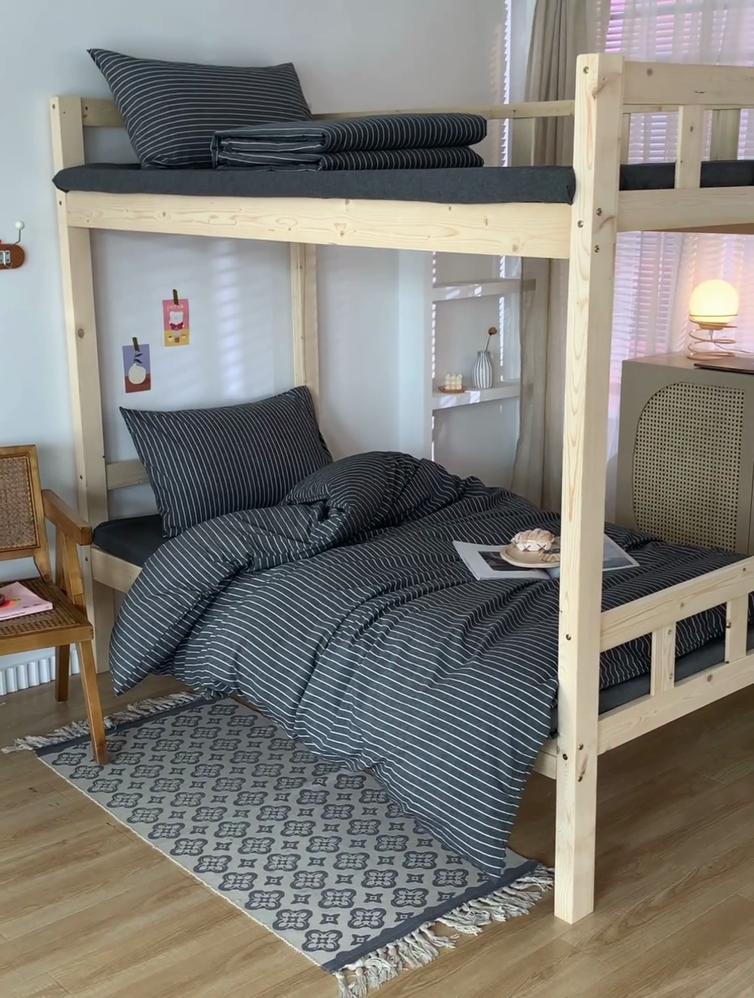 91家纺网 家纺一手货源 找家纺 水洗的故事 2025新款开学季色织水洗棉学生宿舍三件套 灰细条