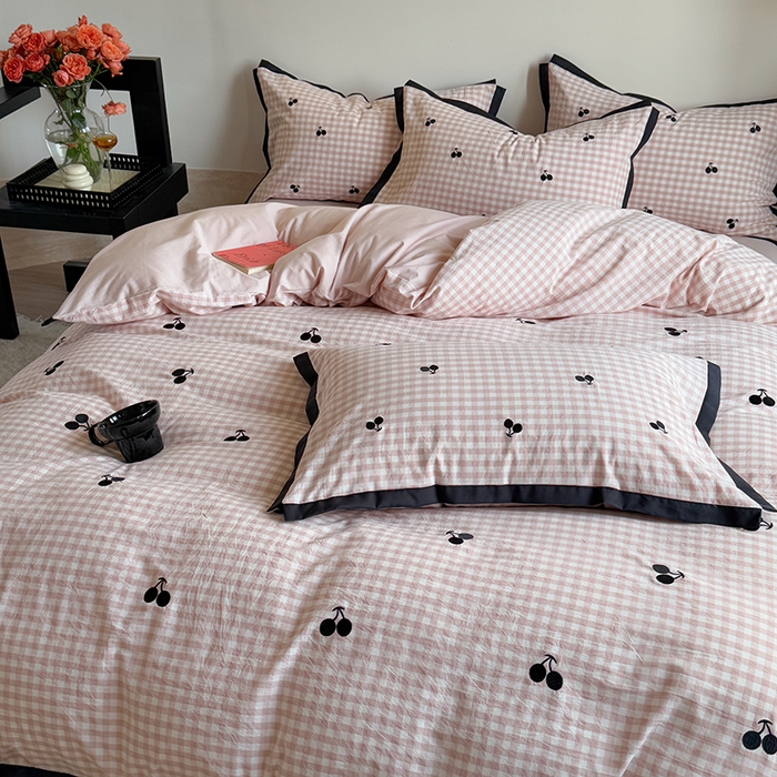 91家纺网 家纺一手货源 找家纺 优悦生活馆2025新款全棉纯棉水洗棉刺绣四件套 粉格-樱桃