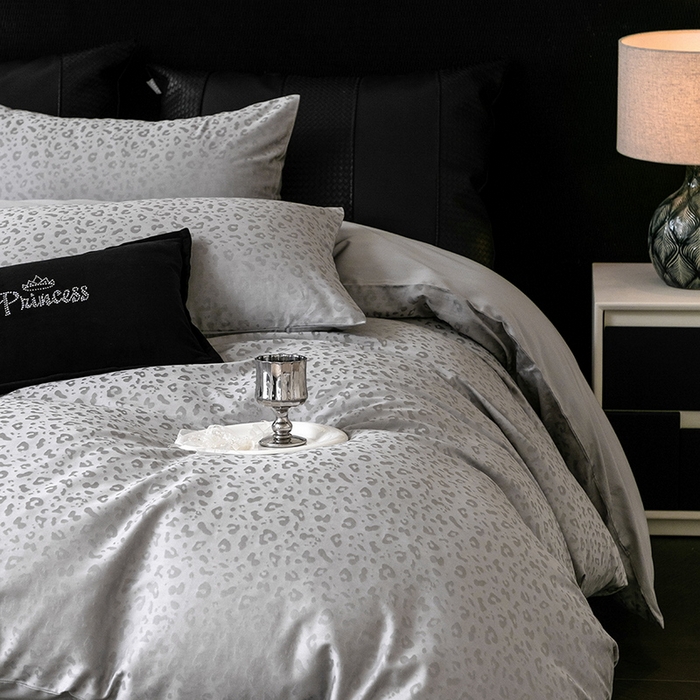 91家纺网 家纺一手货源 找家纺 立奥被业 2025新款60支全棉贡缎提花四件套 豹纹灰