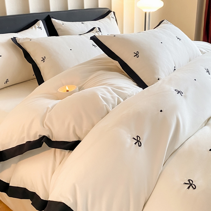 91家纺网 家纺一手货源 找家纺 米彩家纺 2025新款水洗磨毛四件套-蝴蝶结爱心系列 蝴蝶结奶昔白